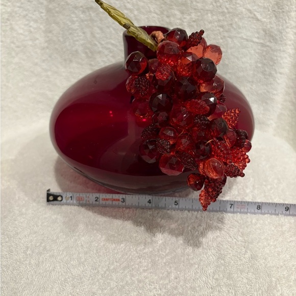 Elegant burgundy/red Bulb Glass Vase with red berry accent - Picture 5 of 7